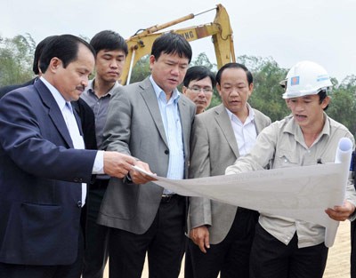 Transport Minister Dinh La Thang (C) with leaders of Quang Nam Province and the construction units at the project site on February 9 (Photo: SGGP) Transport Minister Dinh La Thang (C) with leaders of Quang Nam Province and the construction units at the project site on February 9 (Photo: SGGP)
